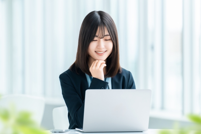 パソコンを見る女性