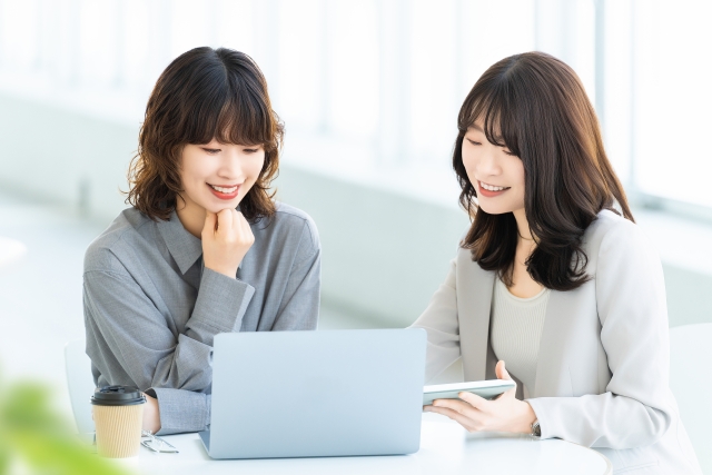 パソコンを見る女性