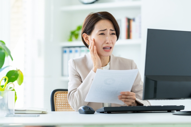 パソコンで困っている女性