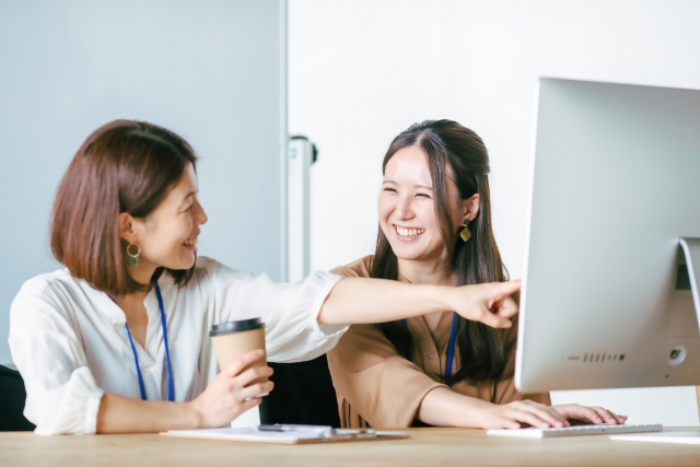 パソコンを見る女性